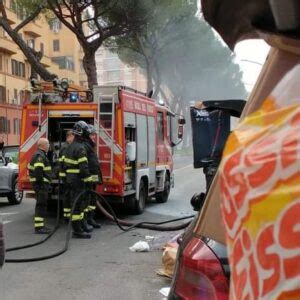 Notte di fuoco a Roma incendiati i cassonetti in più punti della città