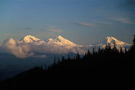 How many 'sisters' are there in Oregon's Three Sisters Mountain Range ...