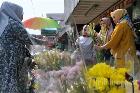 Belanja Kebutuhan Lebaran Di Pasar Tradisional Kota Bandung Foto