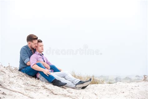Hombres Gay Que Abrazan En Una Playa Imagen De Archivo Imagen De Hermoso Exterior