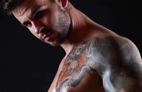 Completely Naked Male Model Shows Us His Hot Body Thisvid