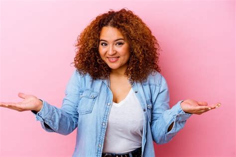 Jovem Latina Curvil Nea Isolada Na Parede Rosa Faz Escala Os Bra Os