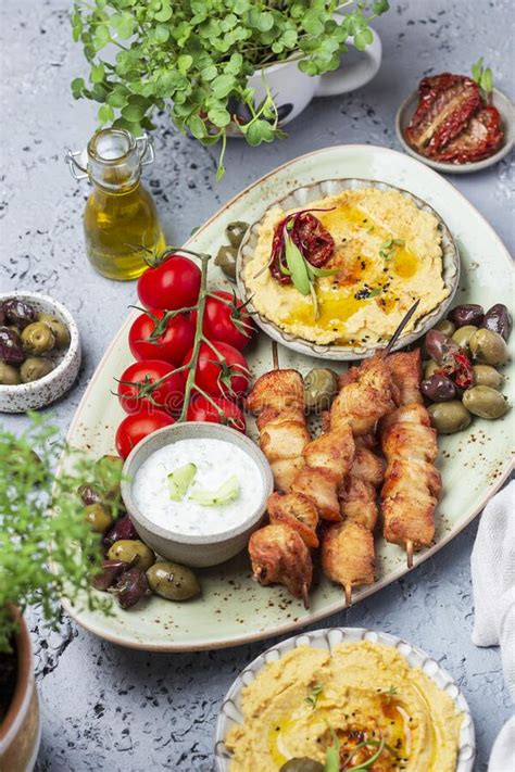 Souvlaki De Pollo Tradicional Griego Con Salsa Tzatziki Imagen De