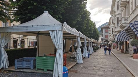 In centro è comparsa la macchia bianca dei gazebo Varallo si scalda