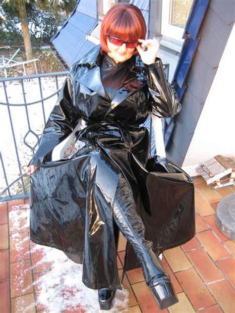 A Gorgeous Black PVC Raincoat Elegantes Outfit Frau Schwarzer