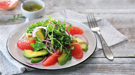 Цитрусова салата с авокадо