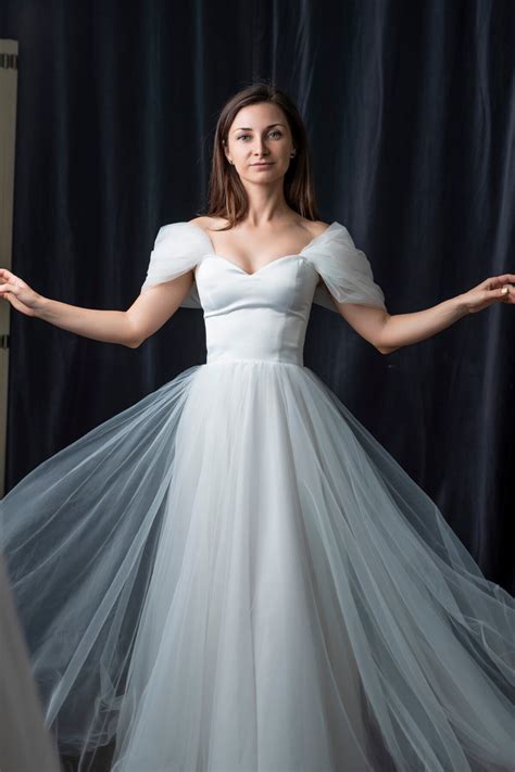 Минималистичное белое платье на корсете Ева в аренду в Москве | YesDress