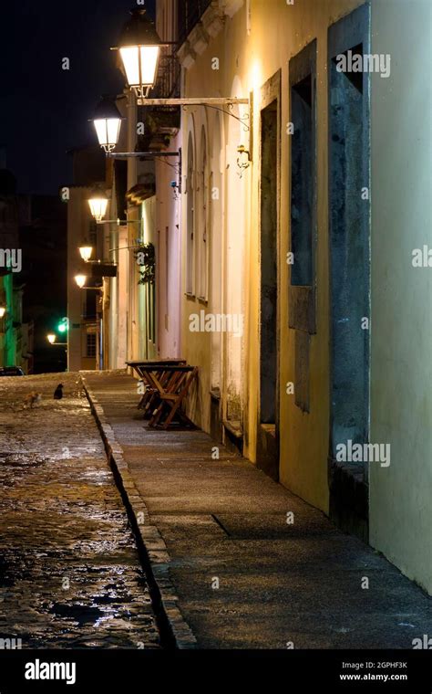 Antigua Calle Adoquinada Con Casas Coloniales Iluminadas Por La Noche