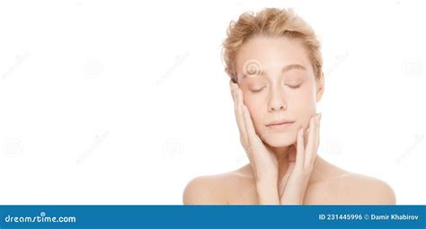 Bannière Horizontale De La Jeune Belle Femme Blonde Aux Yeux Fermés Touchant Sa Peau Brillante