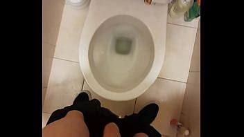 mear en baño publico XVIDEOS