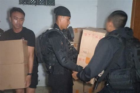 Ribuan Botol Miras Disita Polisi Pada Sebuah Rumah Mewah Di Kota