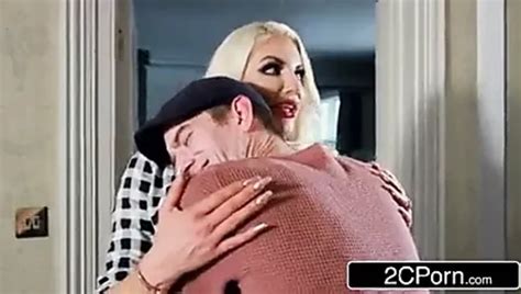 Bombastic milf Cathy Heaven uwielbia dawać swój tyłek do treningu xHamster