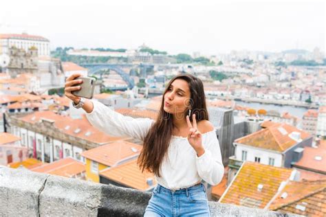 Os Turistas Bonitos Novos Da Mulher Tomam O Selfie No Ponto De Vista De