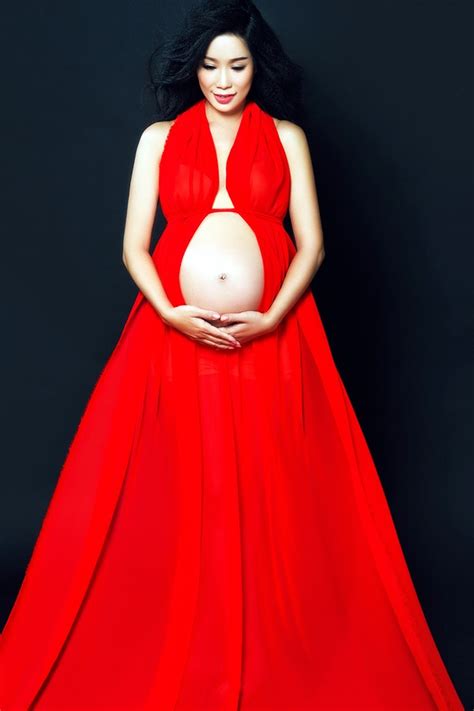 4 bà bầu chụp ảnh bán nude ấn tượng của showbiz Việt