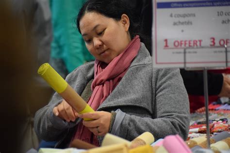 En images Mâcon la foule au rendez vous du marché aux tissus