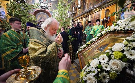 Патриарх Кирилл поцеловал витрину с иконой «Троица» перед началом ...