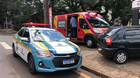 Colisão entre três veículos deixa mulher ferida no Centro de Cascavel