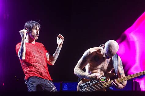 Red Hot Chili Peppers Mistura Nostalgia E Novidades Em Show De S O Paulo