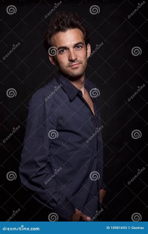 Giovane Uomo Attraente Del Caucasian Di Anni Del Brunette Immagine Stock Immagine Di