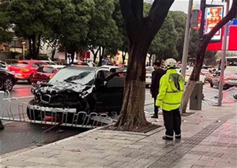 广州bmw来回衝撞行人酿5死13伤 驾驶当街撒钱试图逃逸 两岸 中时