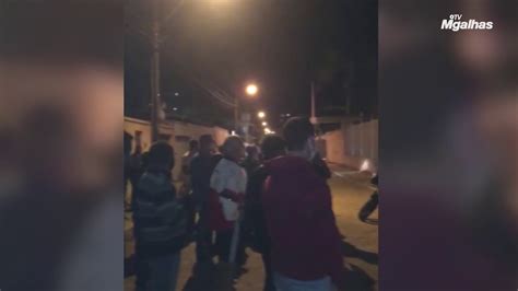 Ju Za Tem Casa Cercada Por Manifestantes Que Pedem A Libera O De Bares