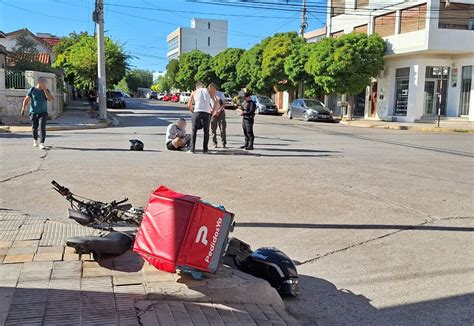 Un motociclista fue hospitalizado tras chocar con un camión