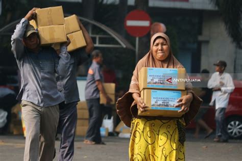 Pelindo Iii Gresik Bagi Lima Ribu Sembako Antara News Jawa Timur