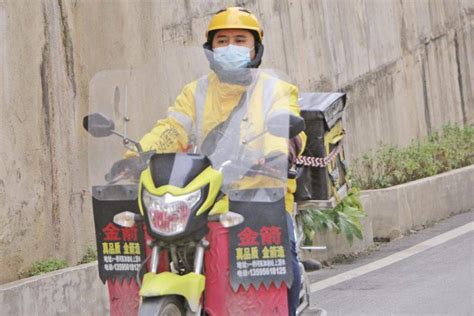 致敬！外卖小哥风雨无阻送餐 向阳