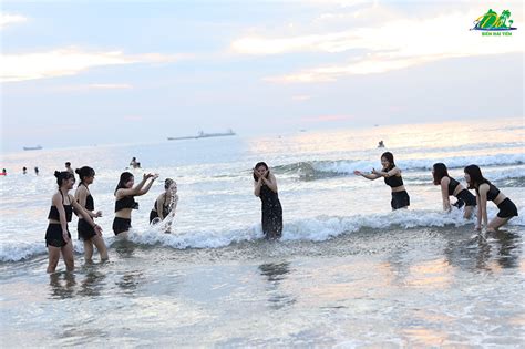 Đi biển mặc đồ gì đẹp Cách mix đồ đi biển cực hot