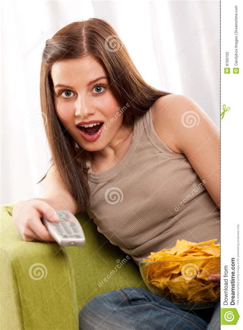 Giovani Di Sorveglianza Dell Allievo TV Di Serie Del Brunette Fotografia Stock Immagine Di