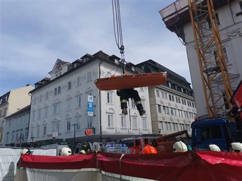 Spektakuläre Rettungsaktion Arbeiter nach Unfall mit Kran geborgen in