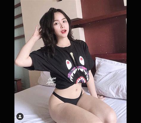 Mê diện bikini khoe dáng trên giường mỹ nữ được cư dân mạng đặt biệt danh mới