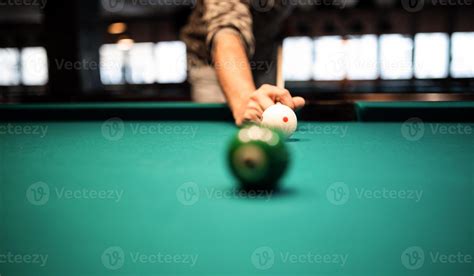 Young man playing snooker, aiming. for a good shot 39601788 Stock Photo ...