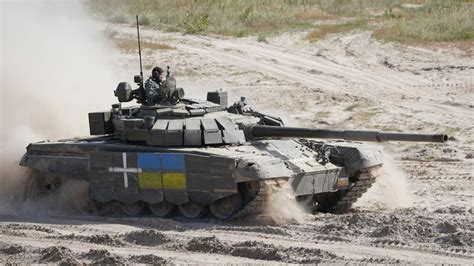 T-72 Vs M1 Abrams: How Do These Battle Tanks Compare?