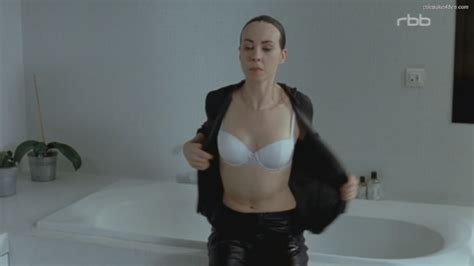 Naked Marina de Van in Je pense à vous