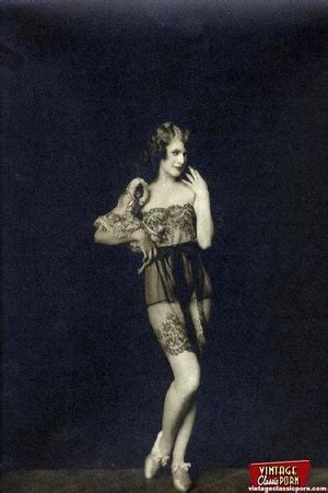 Old Porn Beautiful Sexy Vintage Women Posi XXX Dessert Picture 6