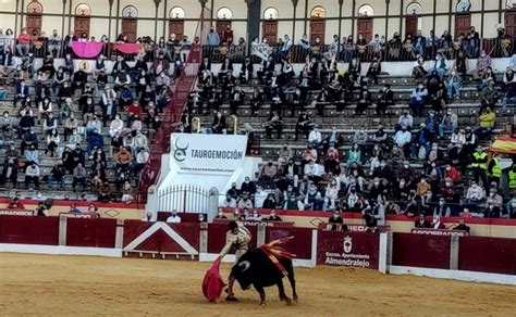 Almendralejo Gloria Para La Verdad De Emilio De Justo De Sol Y Sombra