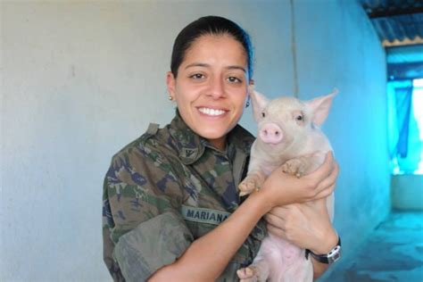 Tenente Mariana é veterinária da FAYS Cabo Vinícius Santos Agência