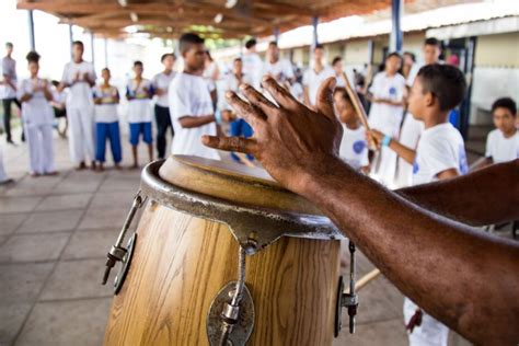 Descubra a história e importância do Atabaque na Capoeira o som mágico