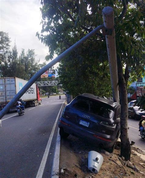 Conductora pierde el control de su vehículo y derriba poste del tendido