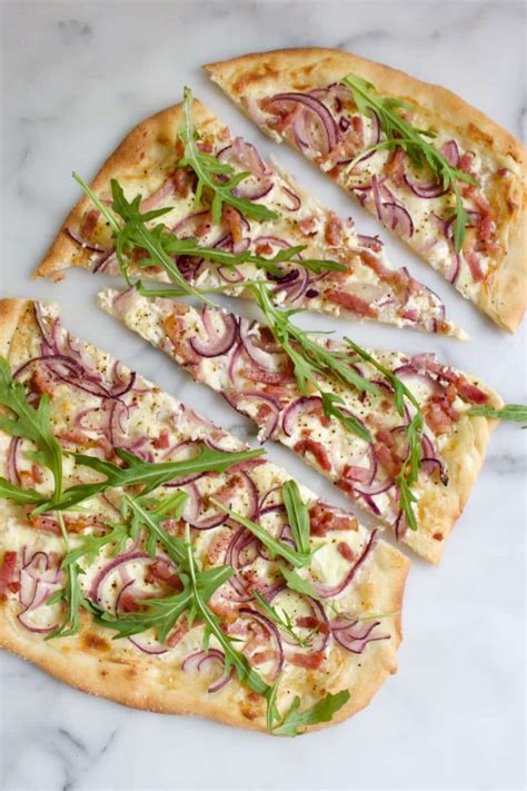 Klassieke Flammkuchen Met Spekjes En Rode Ui Maken PaTESSerie