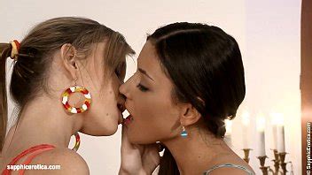 Sensual escena lésbica con Iwia y Angel Piaff por Sapphic Erotica XVIDEOS
