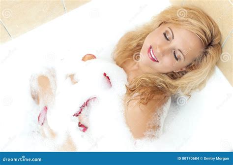 Sexy Sinnliche Kaukasische Blonde Frau in Der Schäumenden Badewanne Gefüllt Mit Den Blumigen