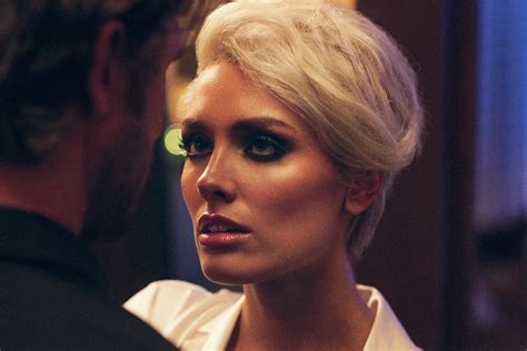 Atriz surpreende Cannes look que expõe derrière e dispensa lingerie