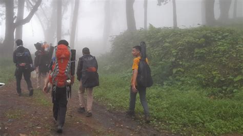 Tim Sar Bersama Masyarakat Evakuasi Pendaki Gunung Marapi