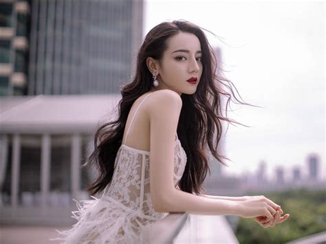 An Tây hot girl Cà Mau nhận điểm trừ vì diện váy xuyên thấu nhưng lộ nội y kém duyên