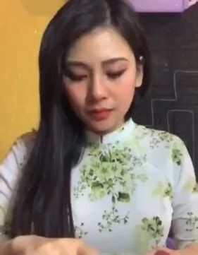 Cô giáo Hương dáng đẹp mặt dâm mang áo dài livestream bú sextoy phim