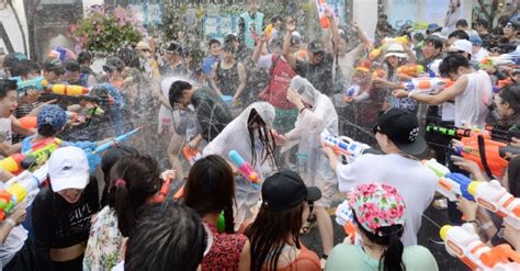 서울포토 신촌 물총축제 “더위 꼼짝마” 서울신문