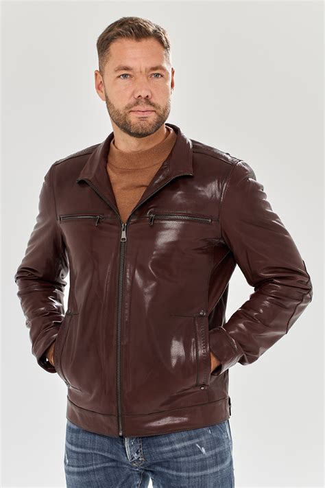 Мужская короткая кожаная коричневая куртка купить в Москве