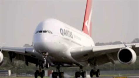 Amateur Videos Qantas A380 Engine Failure Emergency Landing 4 11 10